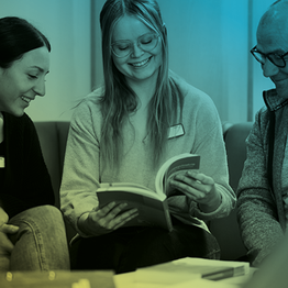 Personen Lesen in einem Buch